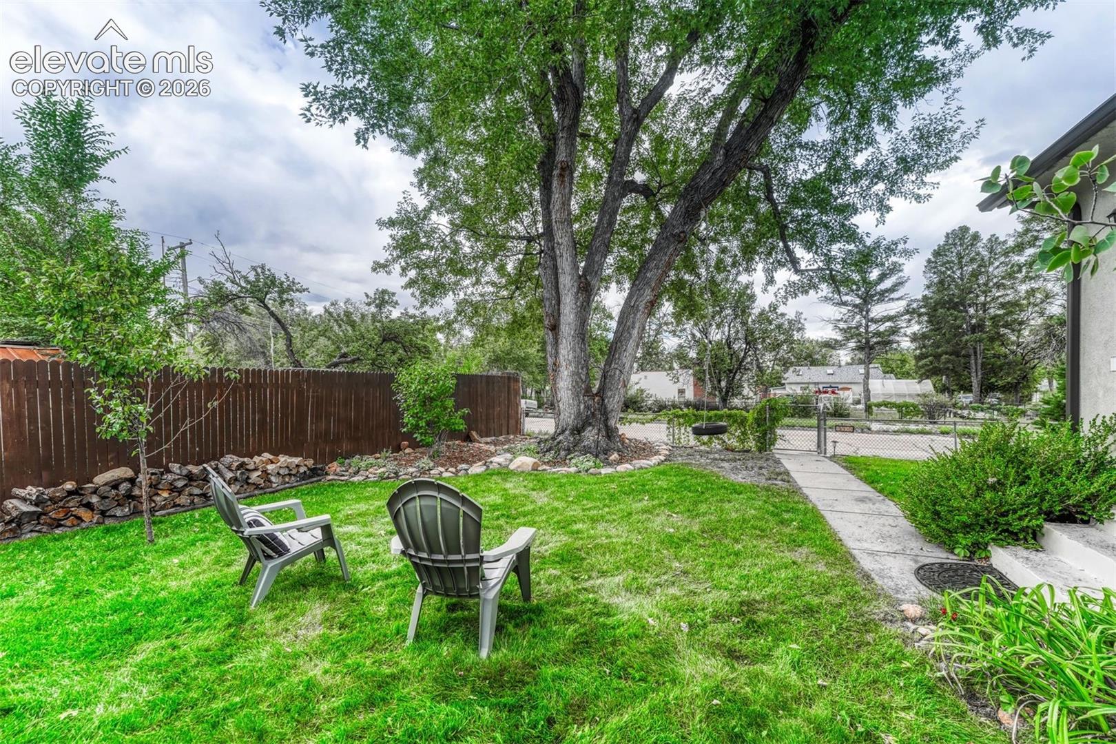 Listing photo 3 for 1900 E San Rafael Street