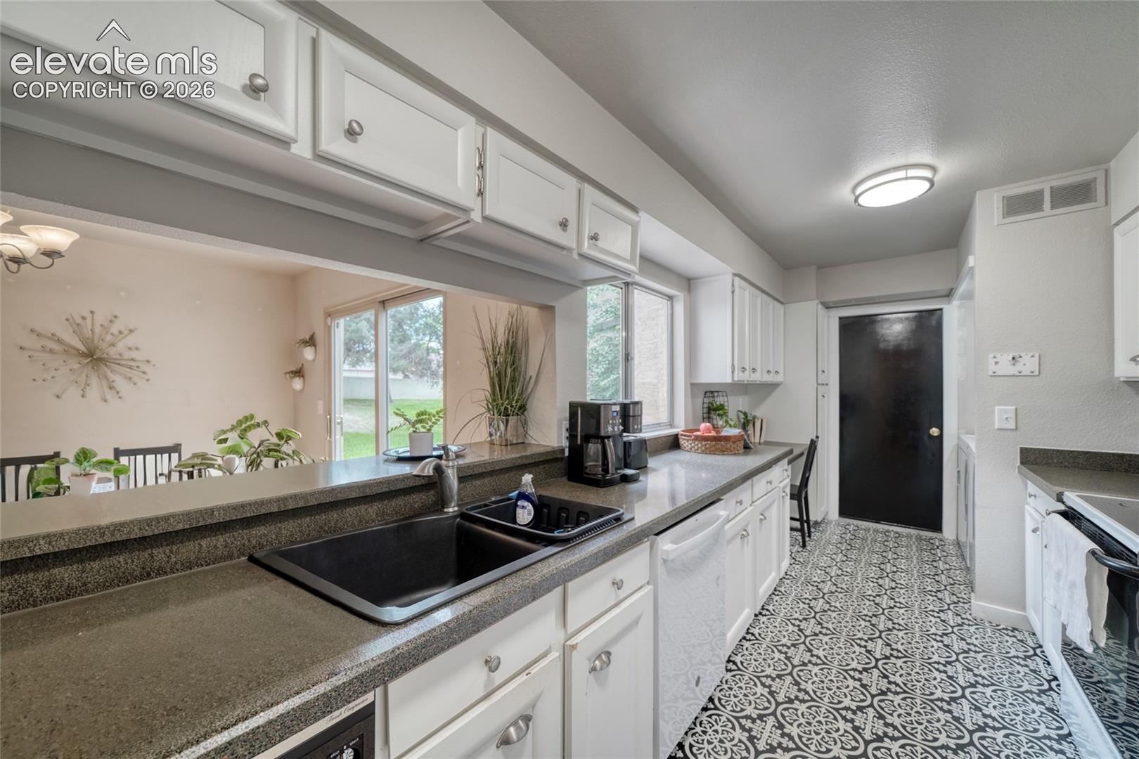 Listing photo 15 for 3330 Templeton Gap Road 31