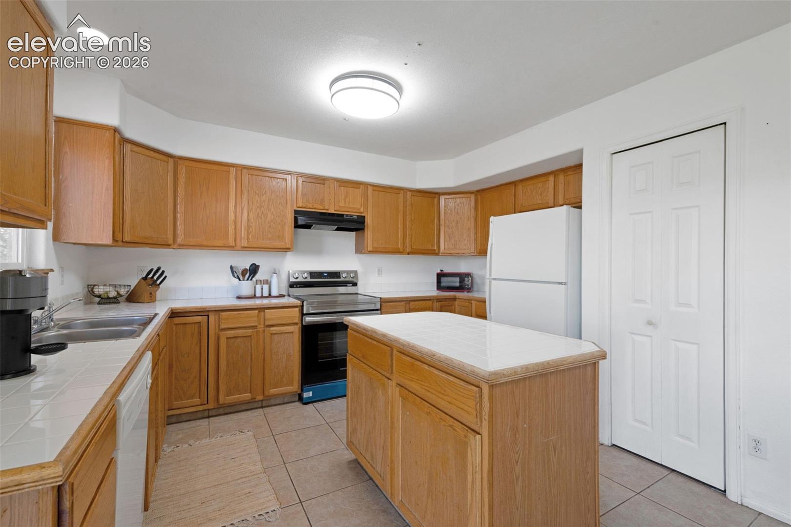 Listing photo 10 for 8239 Monterey Way