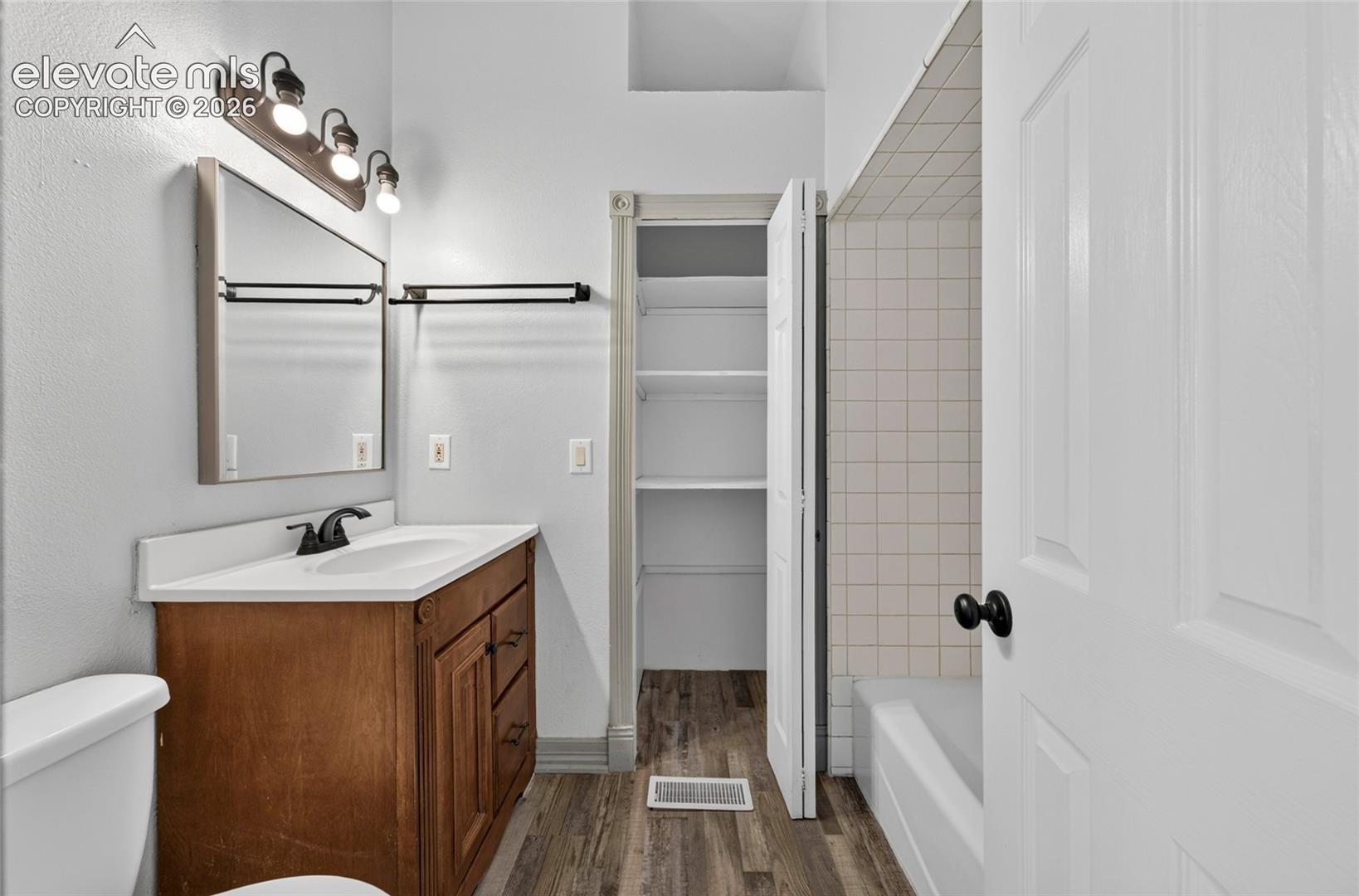 Listing photo 14 for 121 W Missouri Avenue