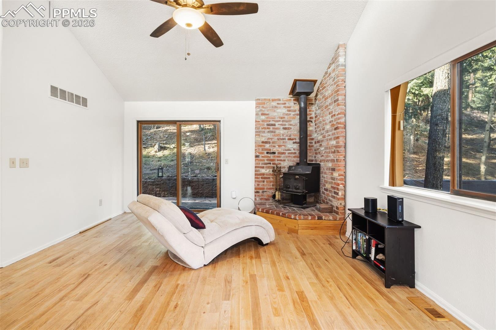 Listing photo 6 for 464 Evergreen Court