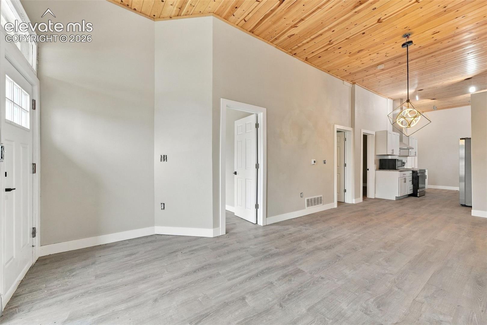 Listing photo 8 for 412 E St Vrain Street