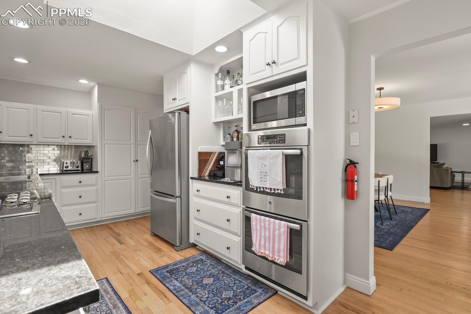 Listing photo 7 for 691 S Holly Street