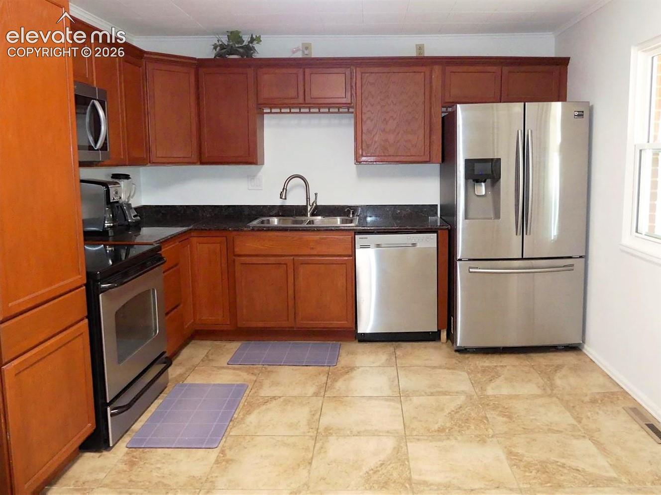 Listing photo 10 for 1104 Yosemite Drive