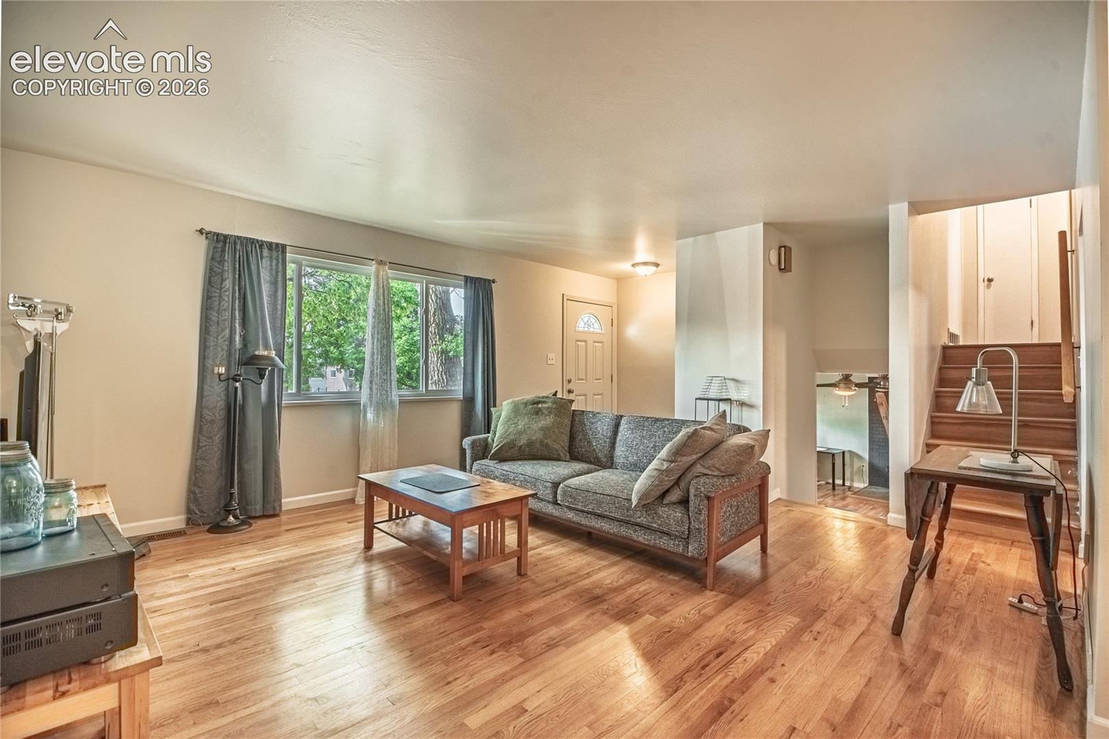 Listing photo 6 for 2512 E La Salle Street