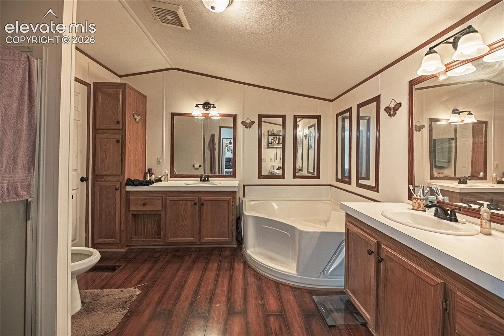 Listing photo 12 for 23735 Fleet Street