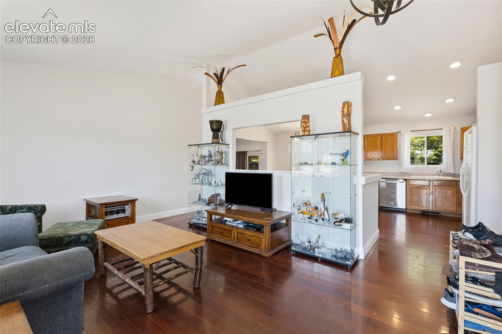 Listing photo 13 for 305 Alma Avenue