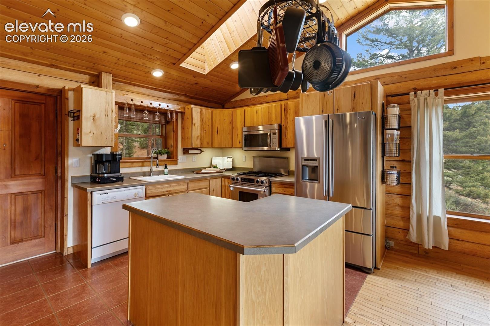 Listing photo 9 for 918 Douglas Fir Drive