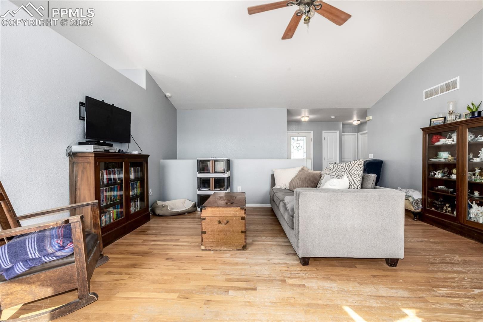 Listing photo 3 for 830 Winebrook Way