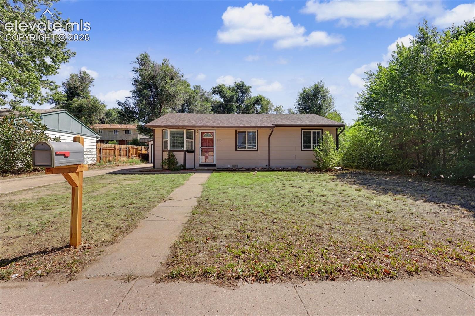 Listing photo 2 for 105 Linden Drive