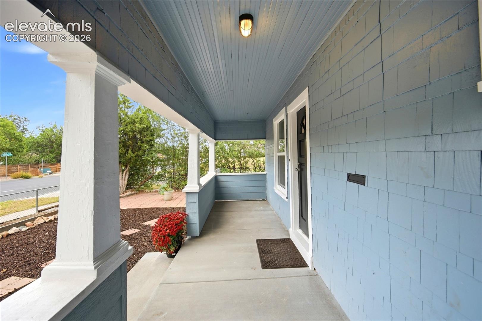 Listing photo 2 for 947 E Costilla Street