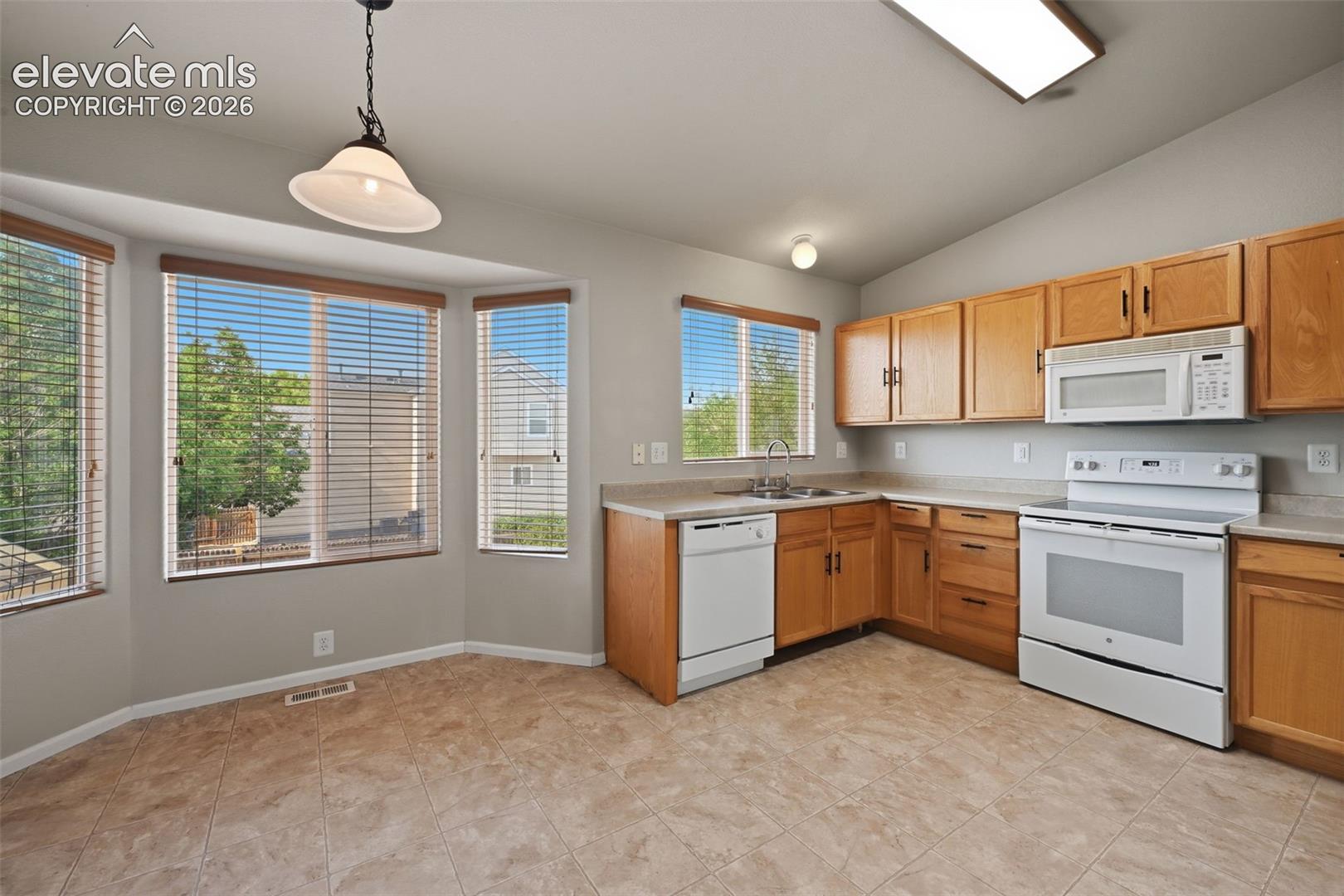 Listing photo 10 for 7368 Glenburn Drive