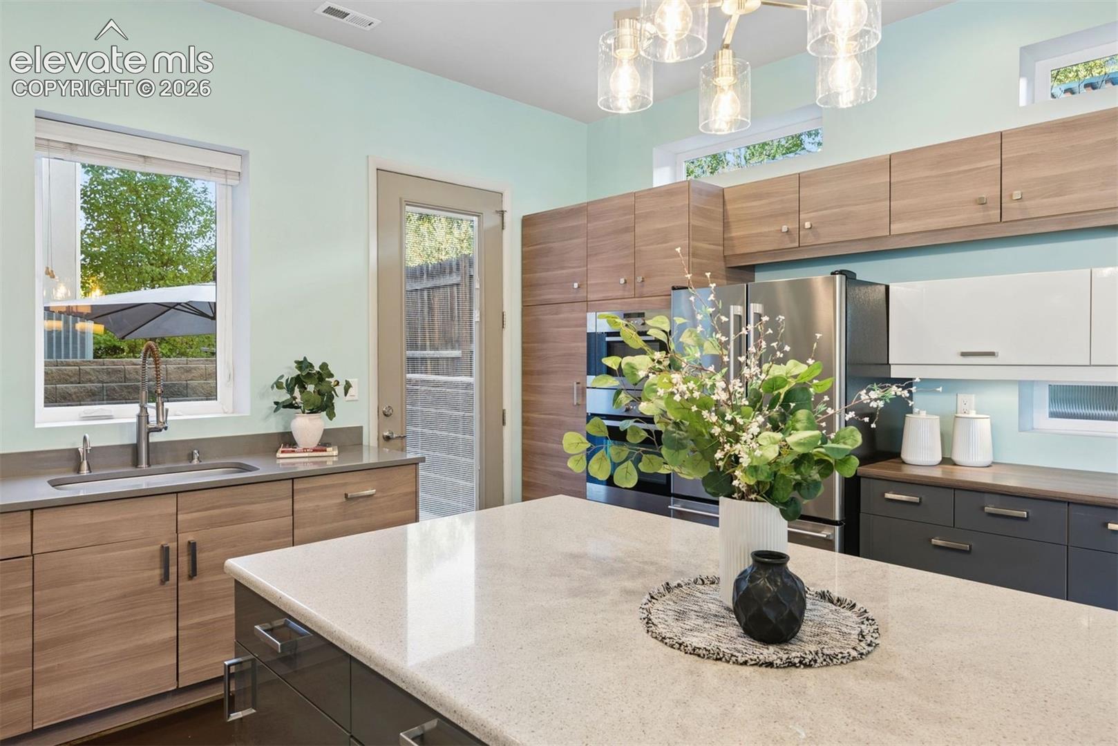 Listing photo 19 for 815 W Jefferson Street