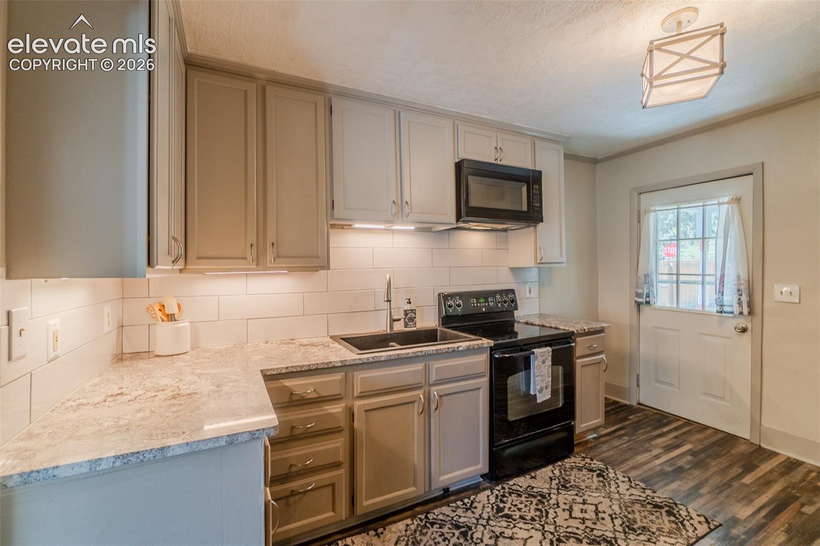 Listing photo 8 for 2701 Wood Avenue