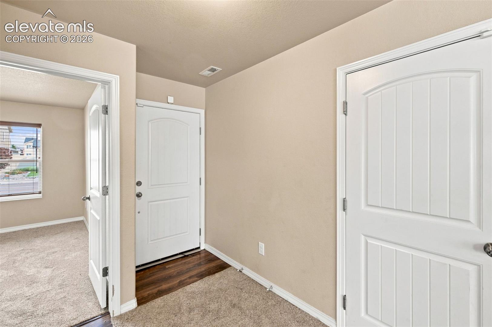 Listing photo 3 for 10864 Traders Parkway