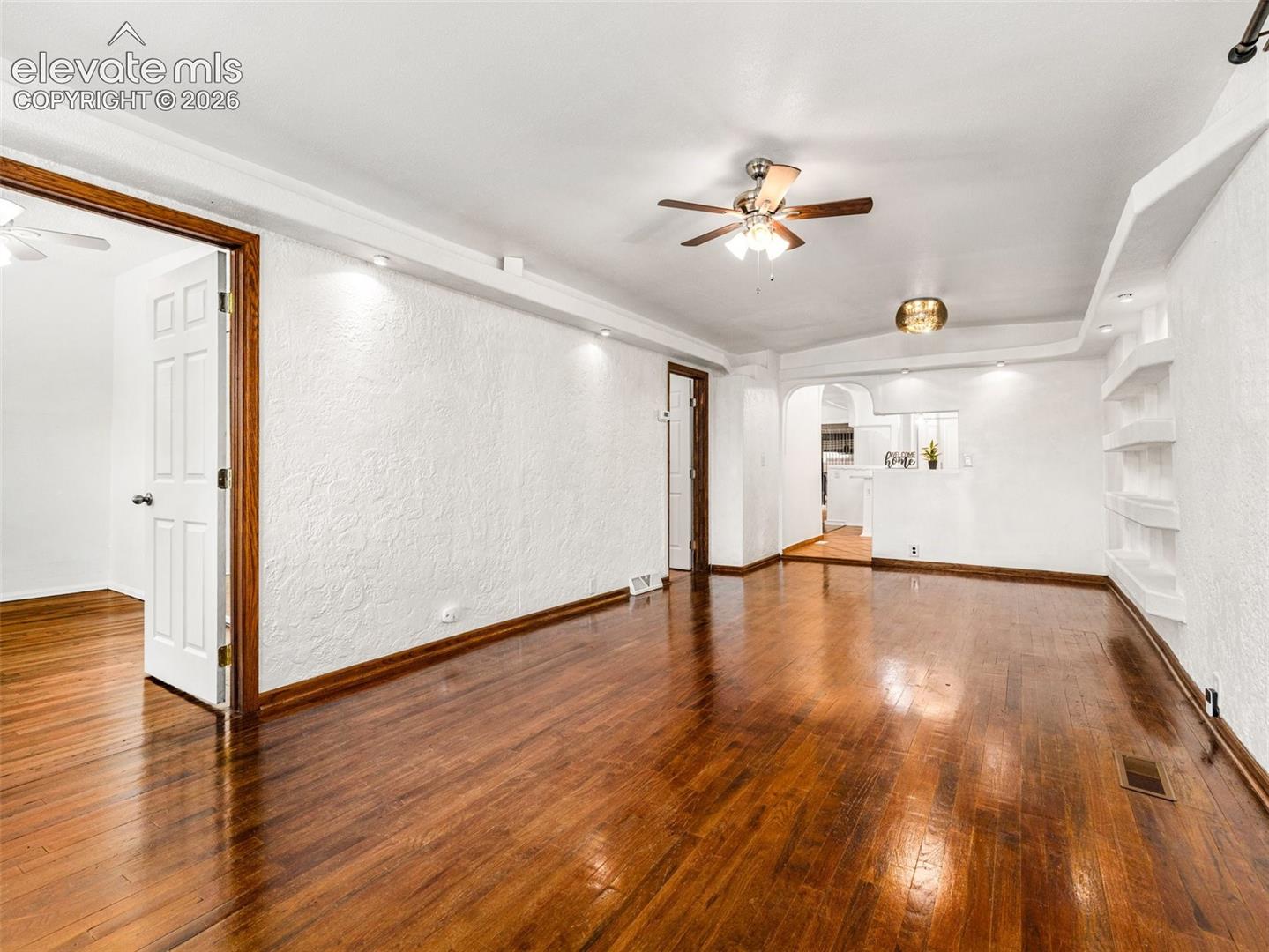 Listing photo 3 for 2213 E Evans Avenue