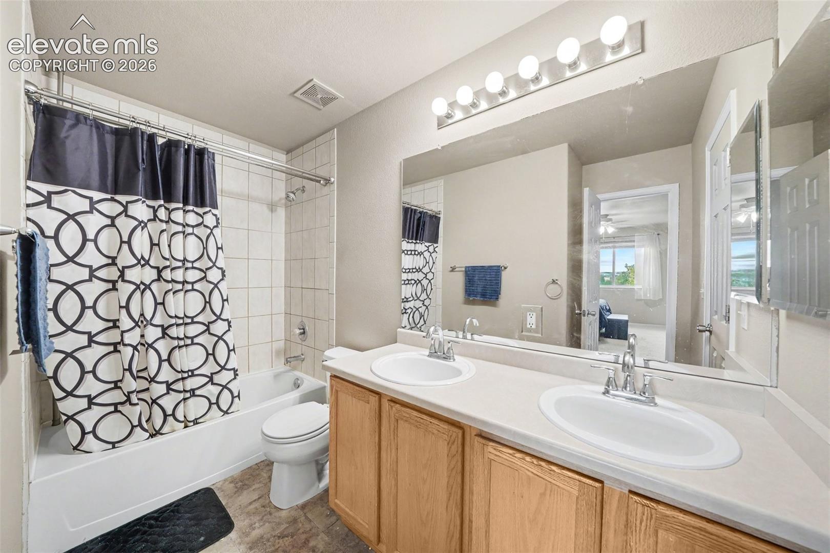 Listing photo 18 for 912 Legend Oak Drive