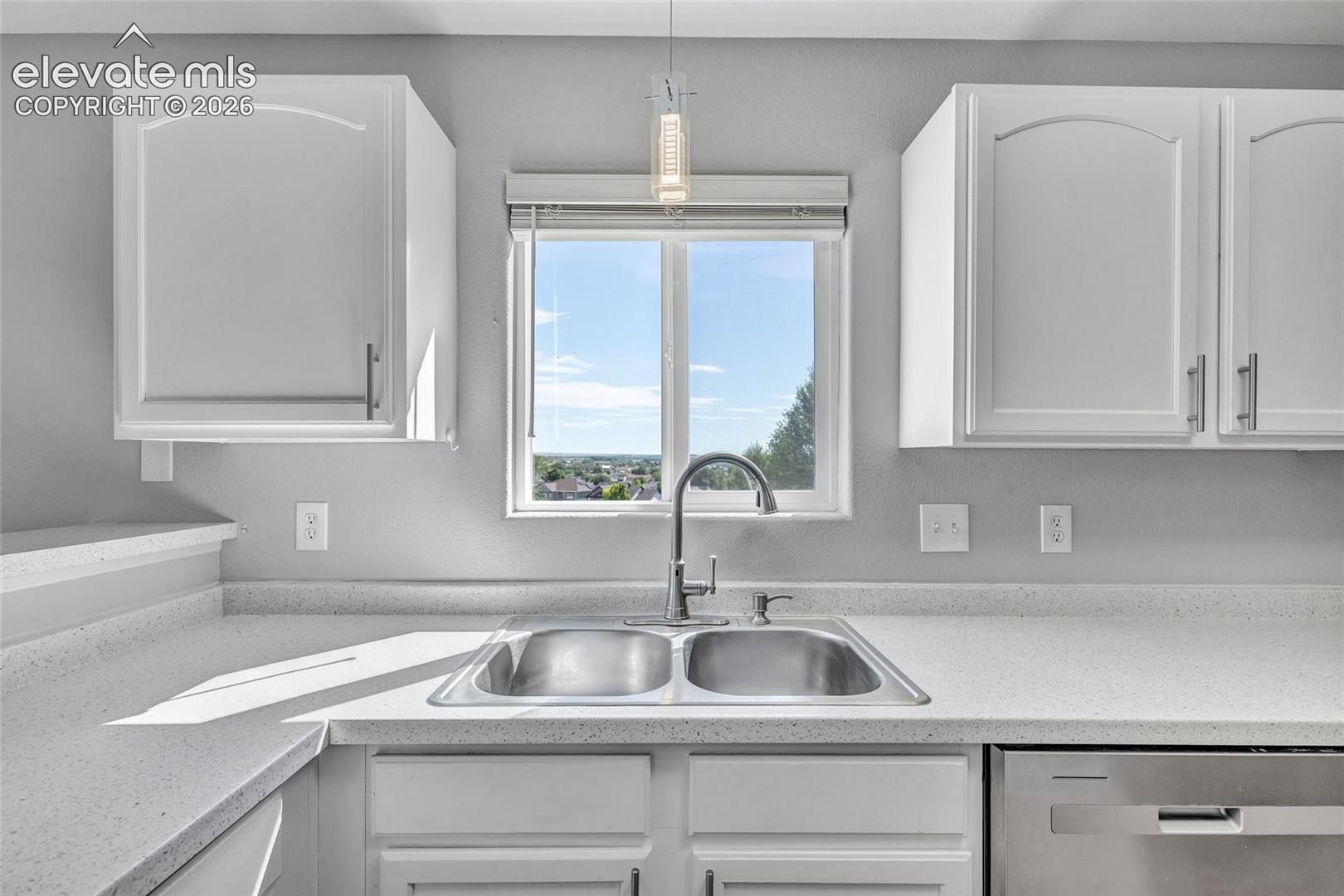 Listing photo 14 for 1204 White Stone Way