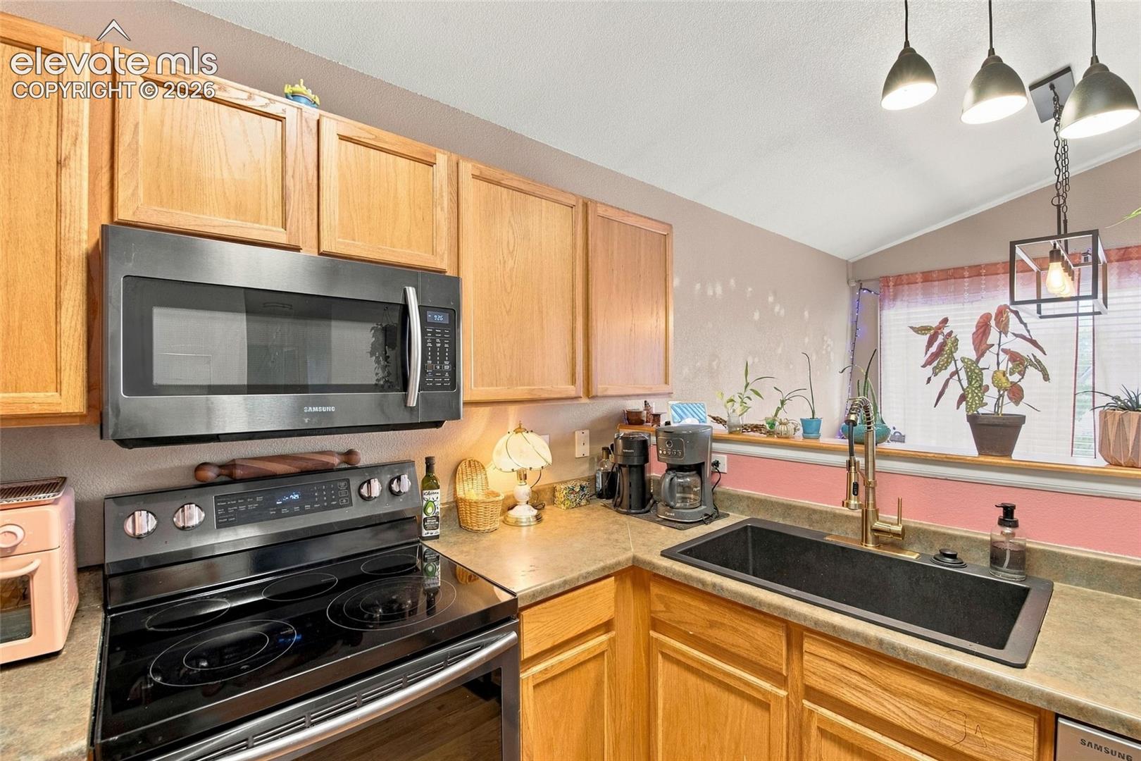 Listing photo 7 for 8451 Shadow Run Lane