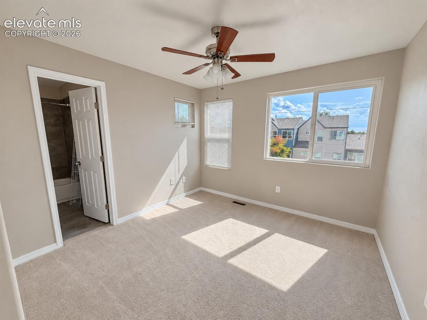 Listing photo 14 for 320 E Ohio Avenue
