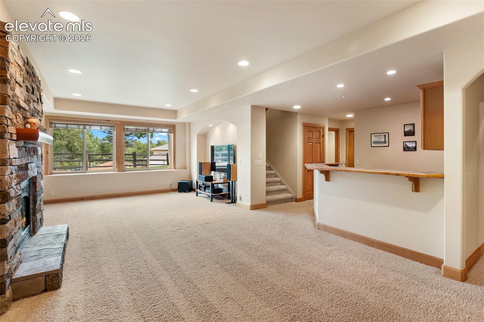 Listing photo 15 for 410 Karen Lane