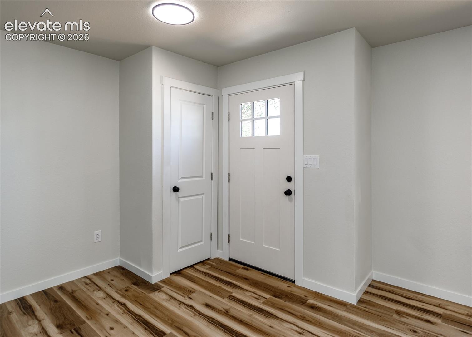 Listing photo 3 for 2906 Winnipeg Street