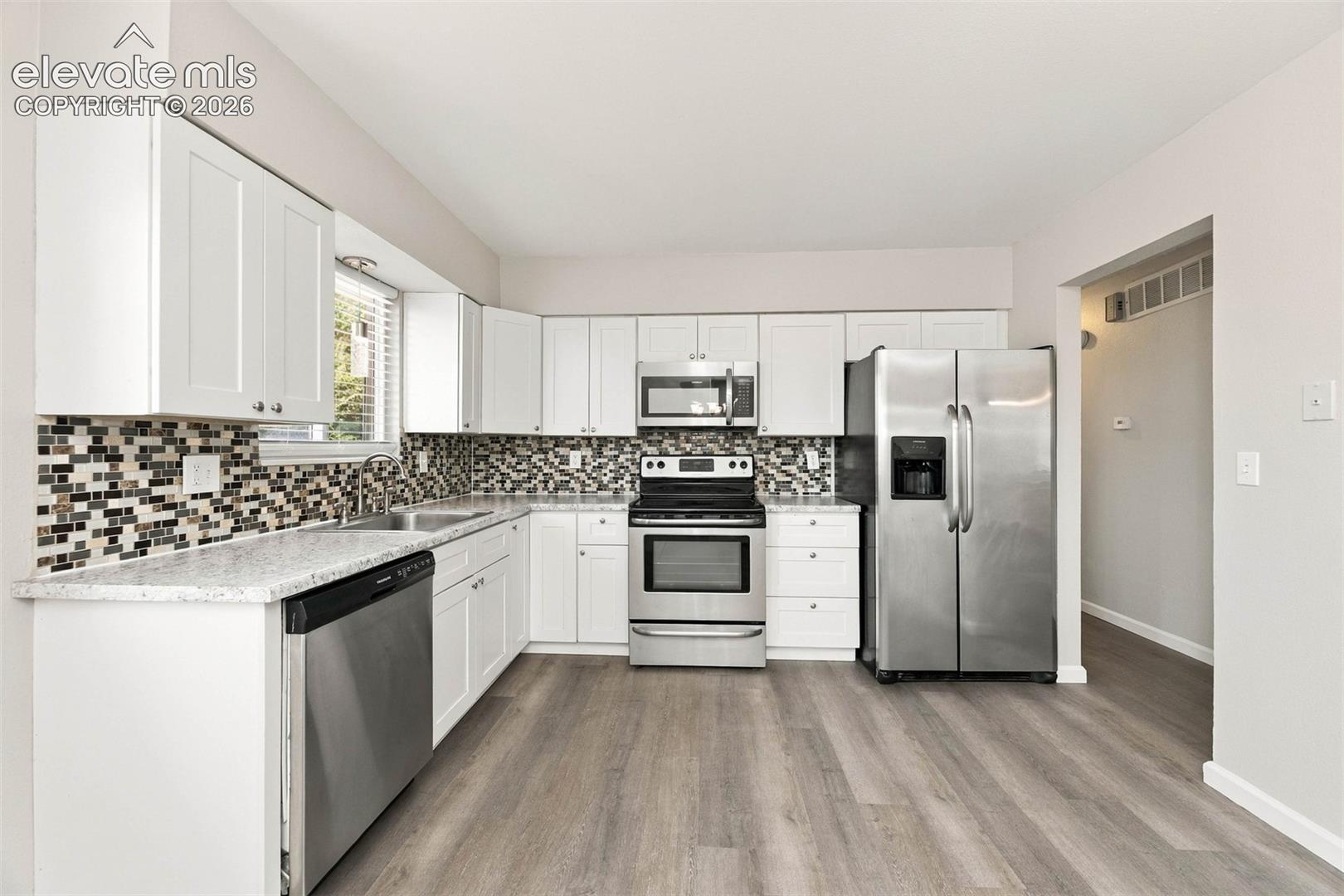 Listing photo 3 for 4937 Dewar Drive
