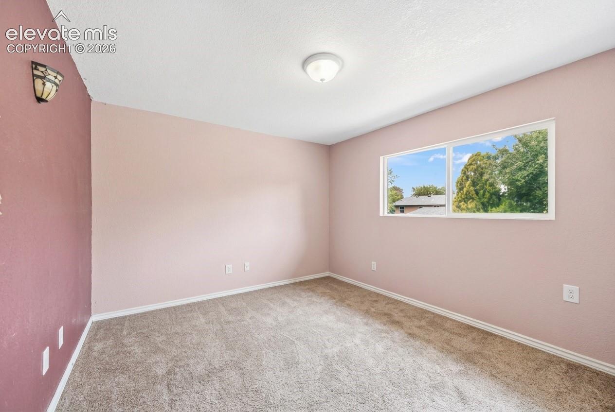 Listing photo 6 for 7409 Colonial Drive