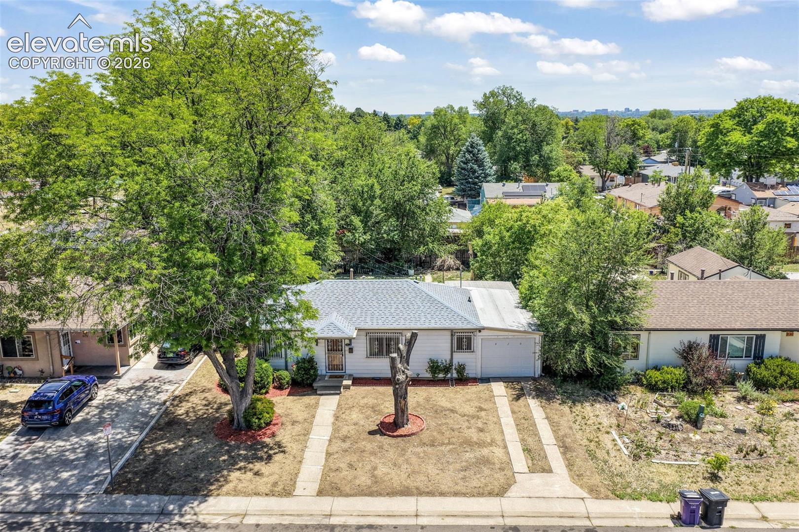 Listing photo 4 for 920 S Canosa Court