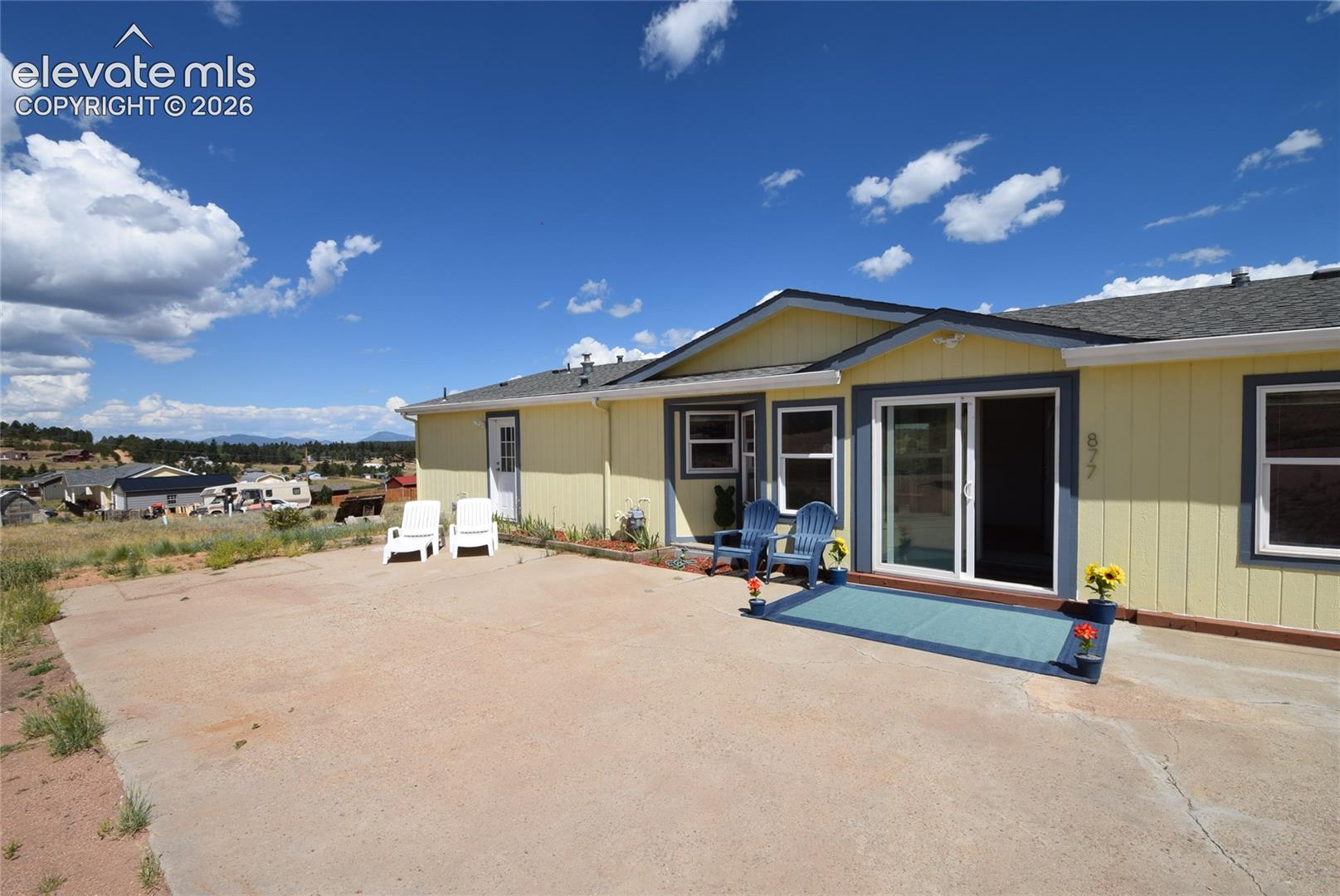 Listing photo 4 for 877 Maid Marian Drive