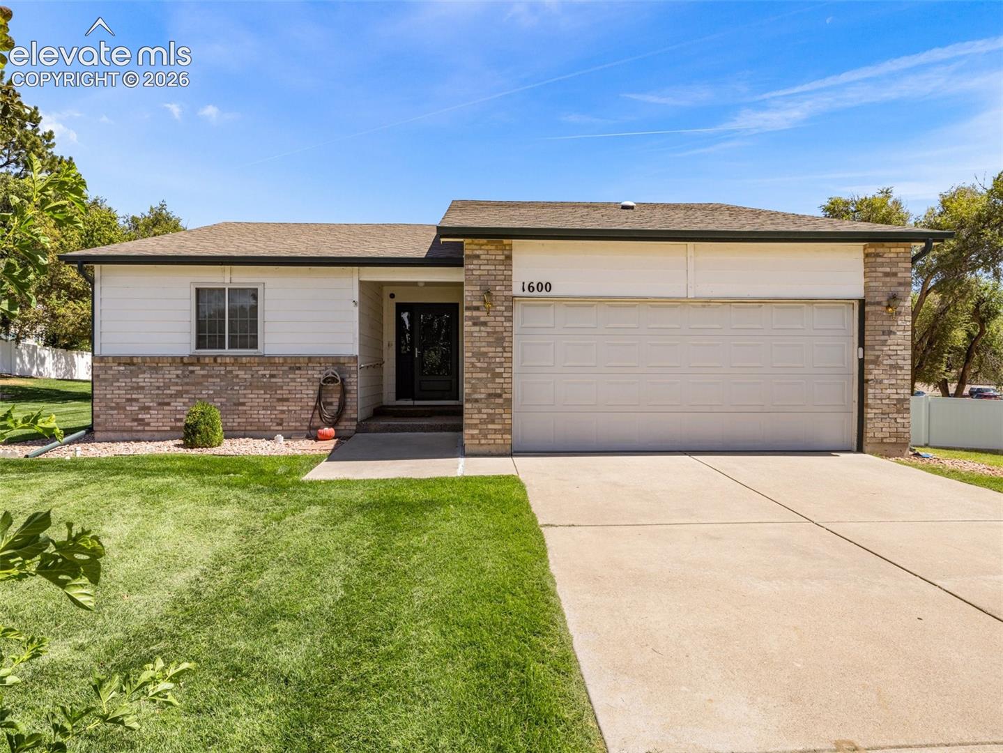 Listing photo 2 for 1600 Horseshoe Place