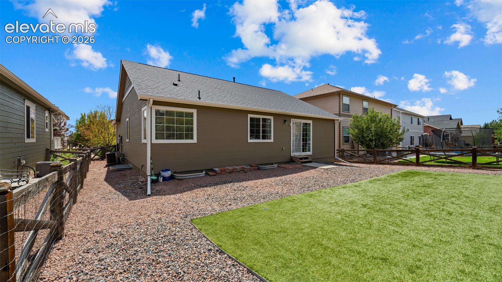 Listing photo 35 for 8068 Hollygrape Lane