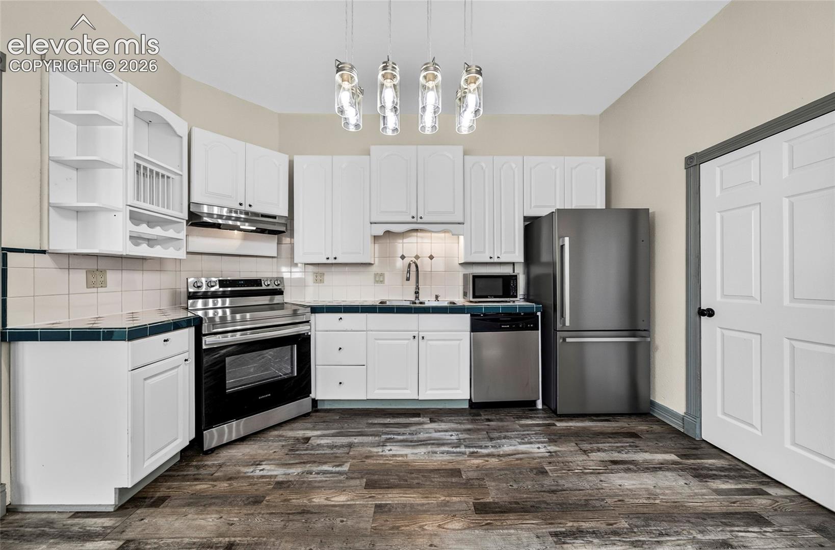 Listing photo 6 for 121 W Missouri Avenue