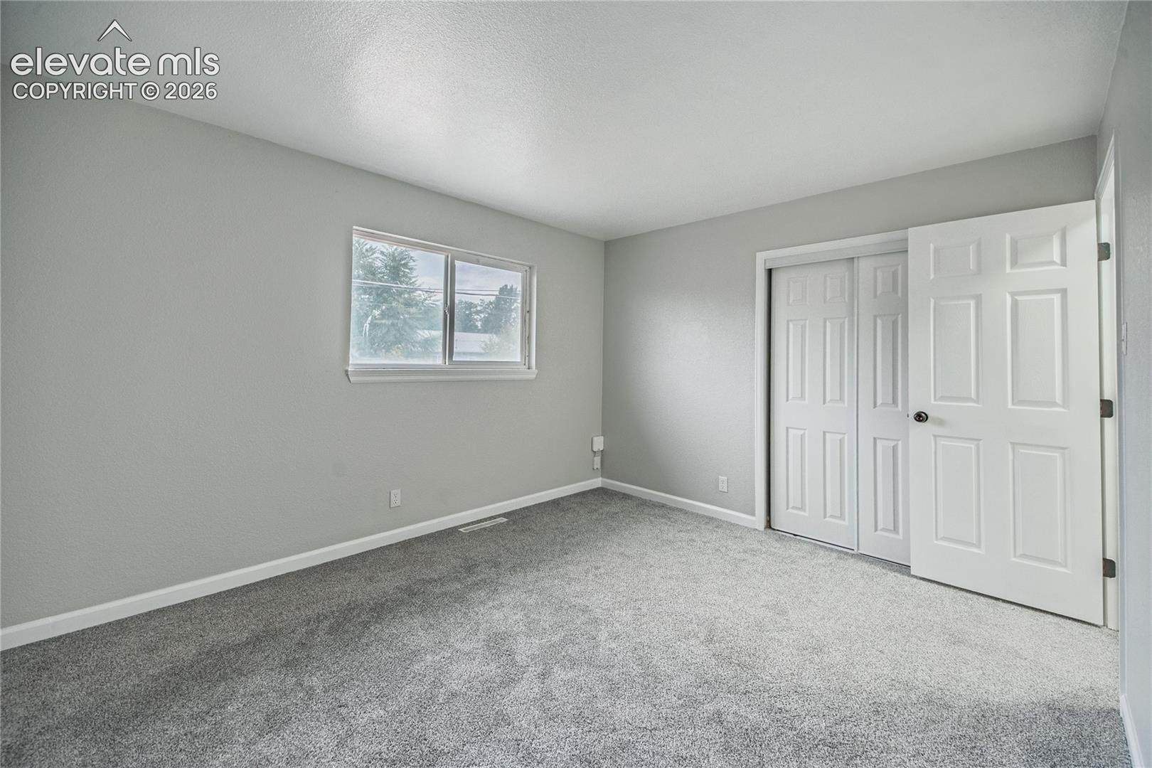 Listing photo 11 for 3816 Devonshire Lane