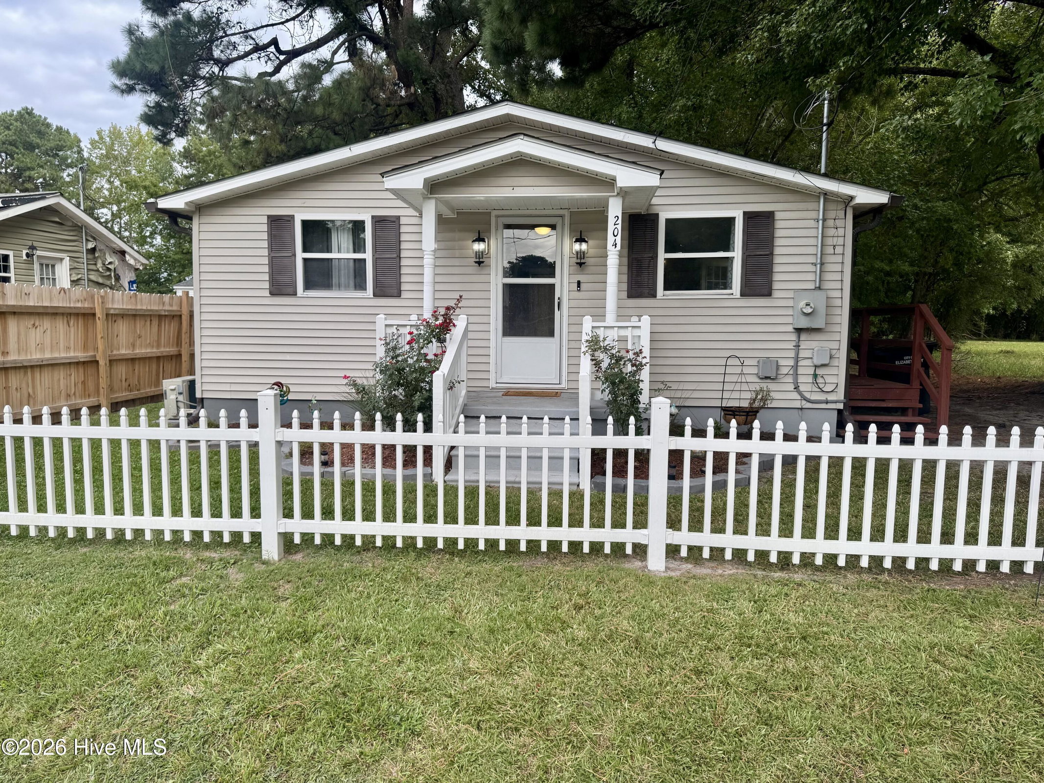 204 Pinewood Avenue, Elizabeth City, NC 27909 — main photo