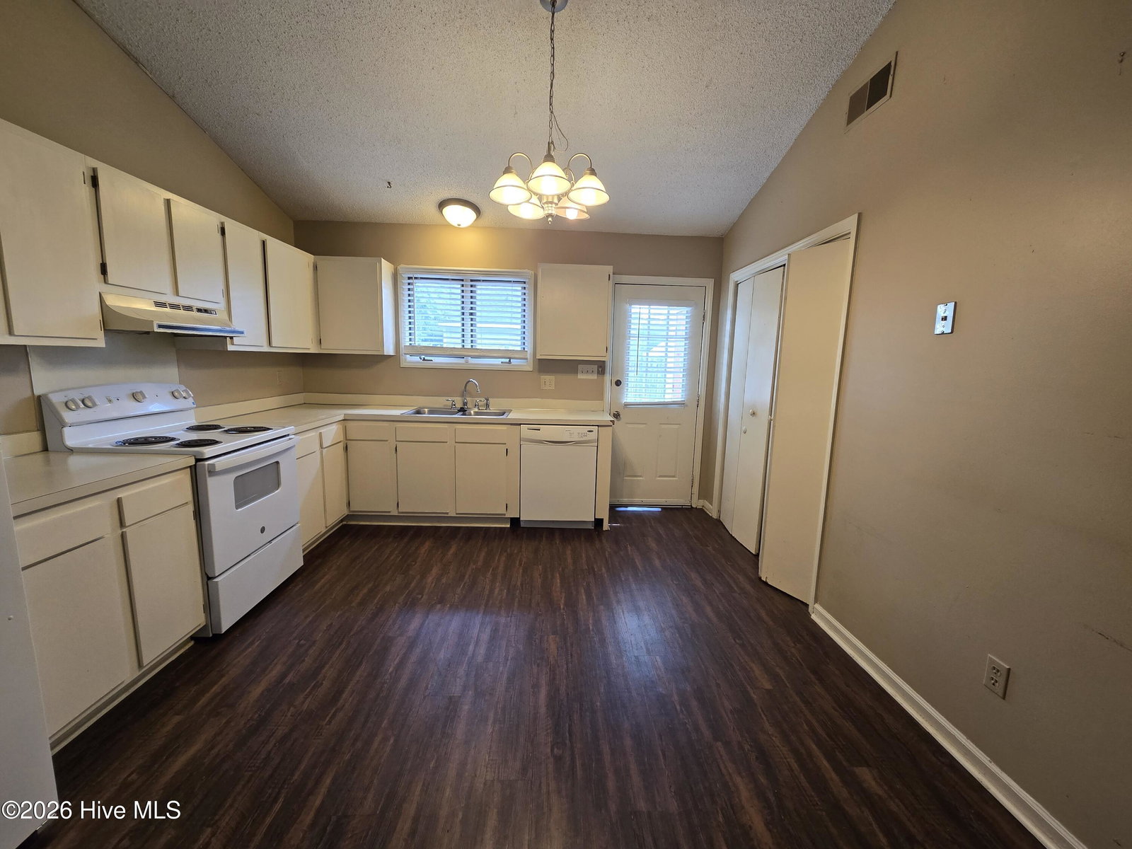 1910 White Hollow Drive, Greenville, NC 27858 — photo 4