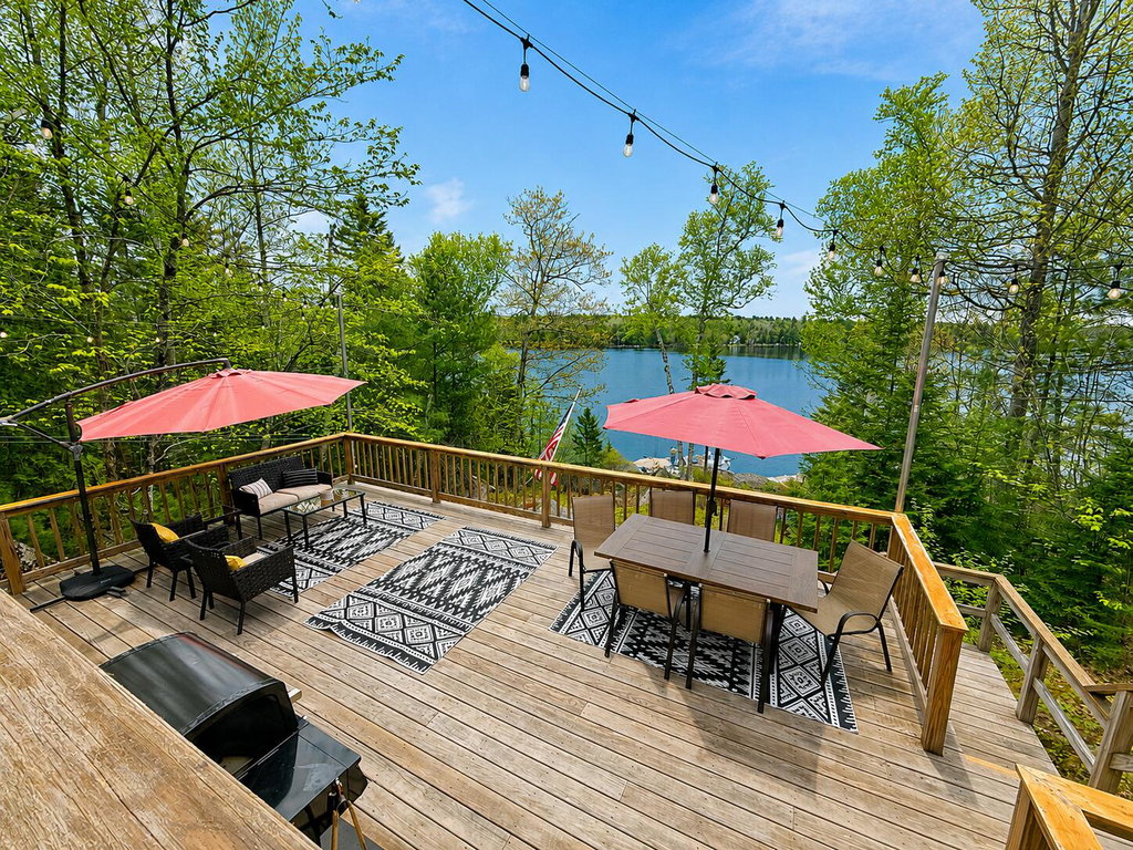 Expansive Multi-Use Outdoor Deck