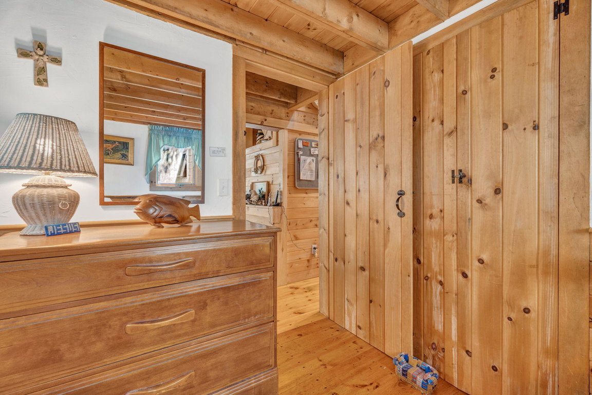 17-web-or-mls-142-e-point-rd