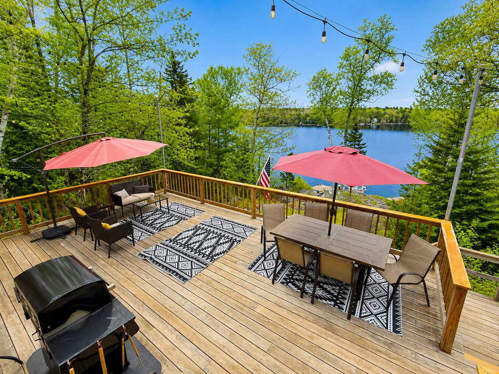 Expansive Multi-Use Outdoor Deck