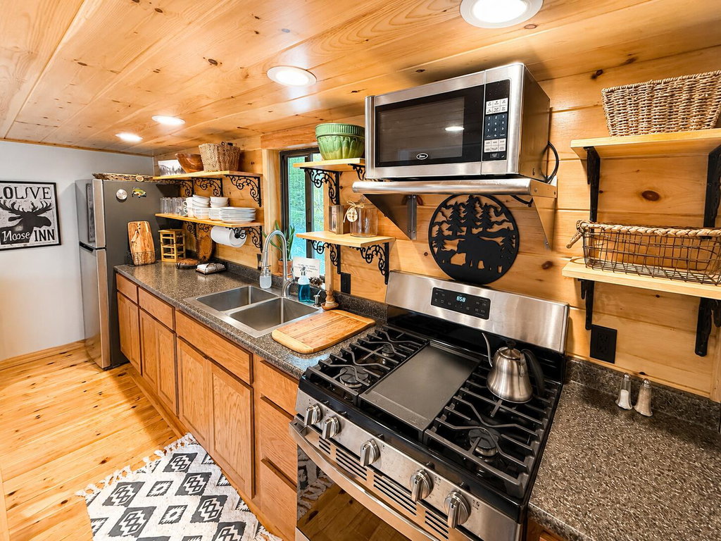 Cozy Full Kitchen