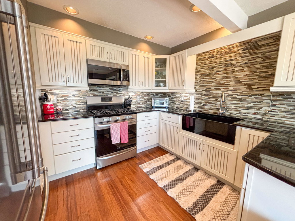 Cottage Eat-in Kitchen (5)