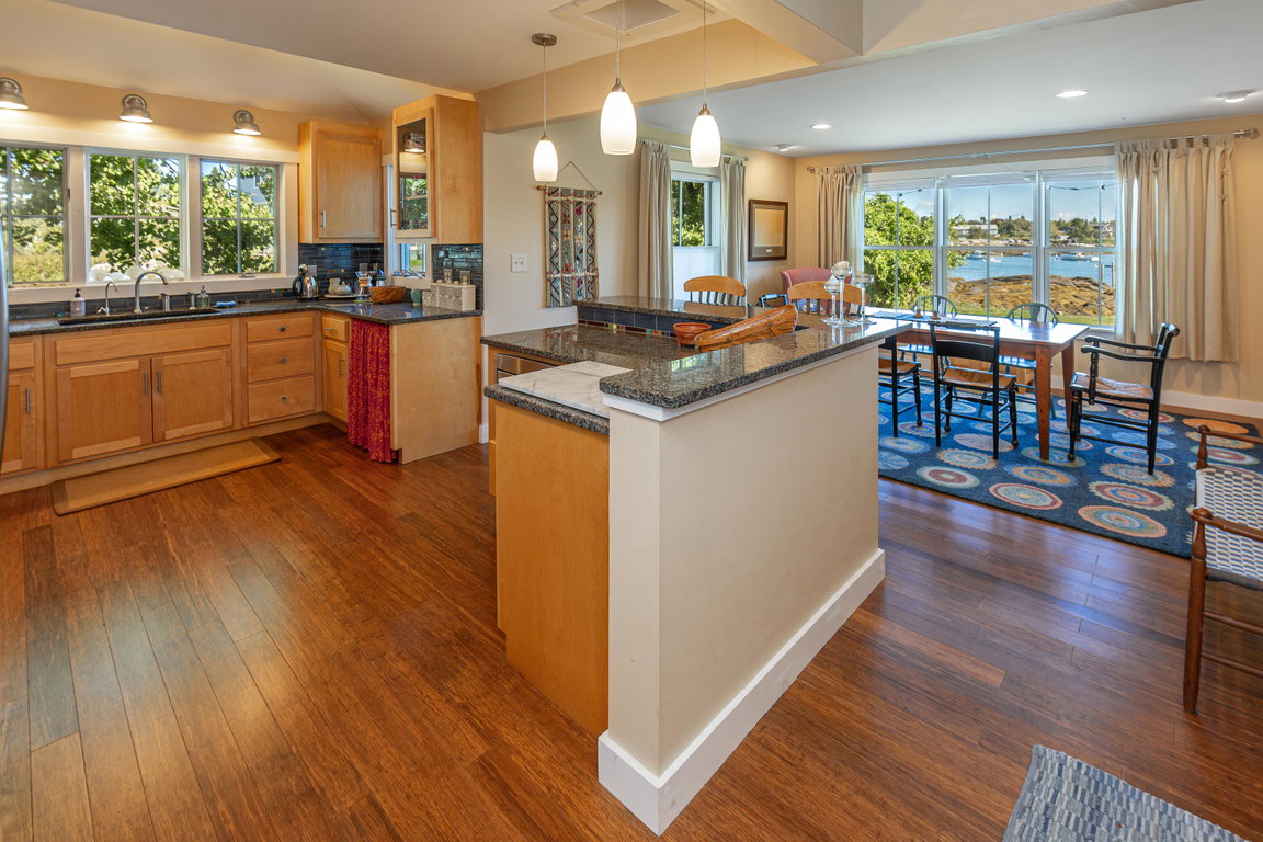 Kitchen & Dining