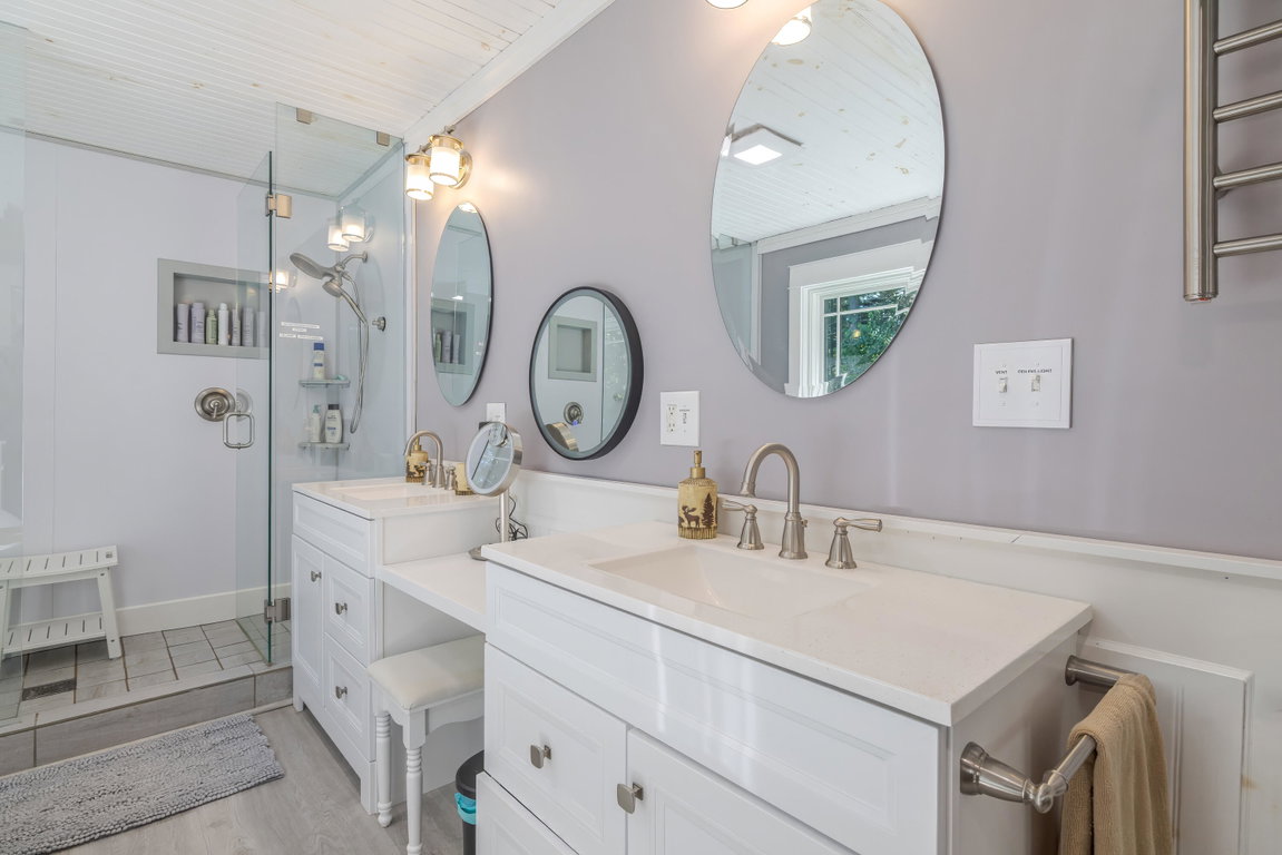 En Suite Full Bath