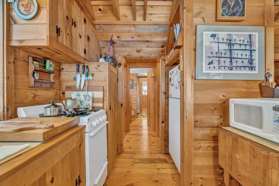 7-web-or-mls-142-e-point-rd