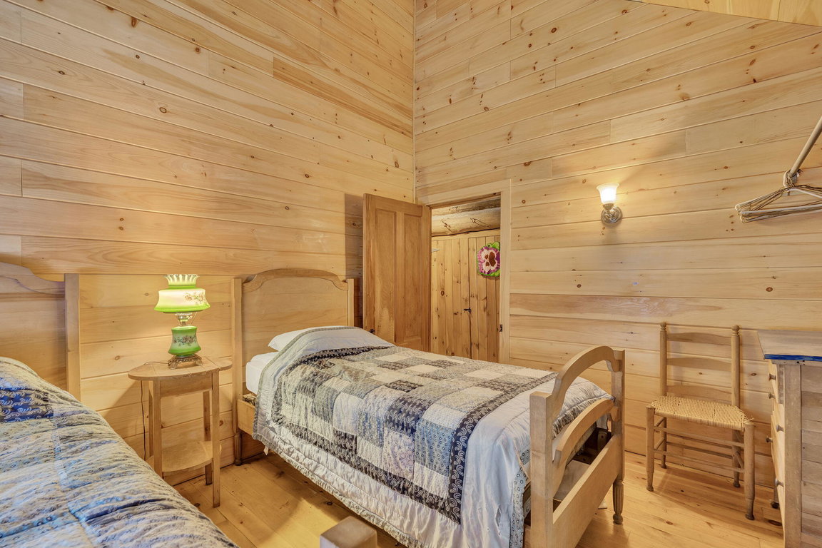 13-web-or-mls-25-dickens-farm-rd