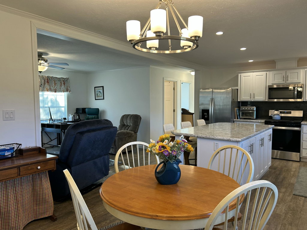 COZY DINING AREA, TOO!