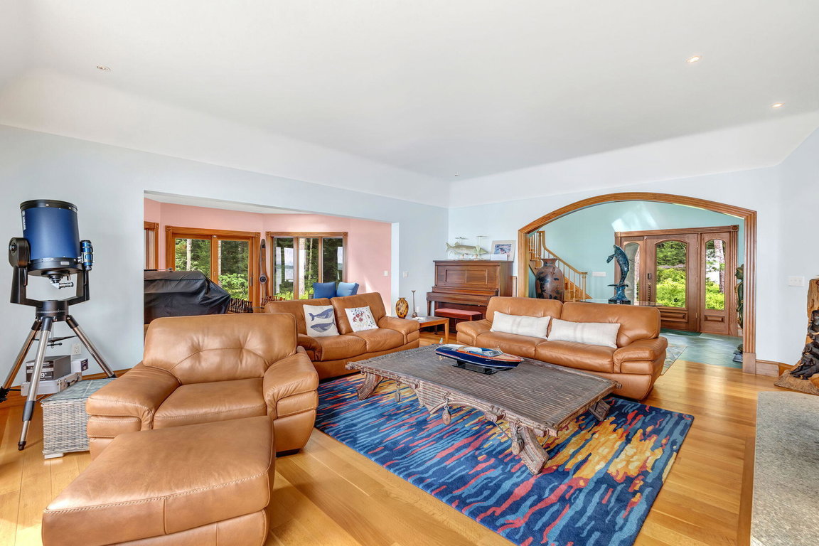 32-web-or-mls-1197-bay-rd