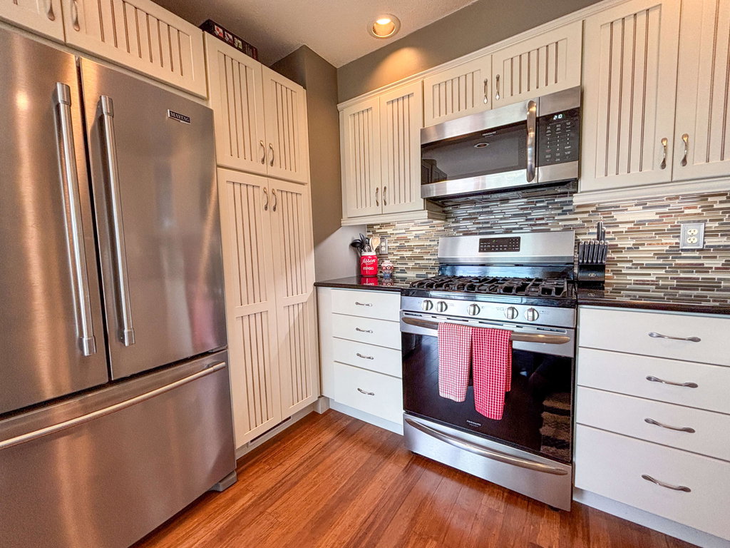 Cottage Eat-in Kitchen (4)