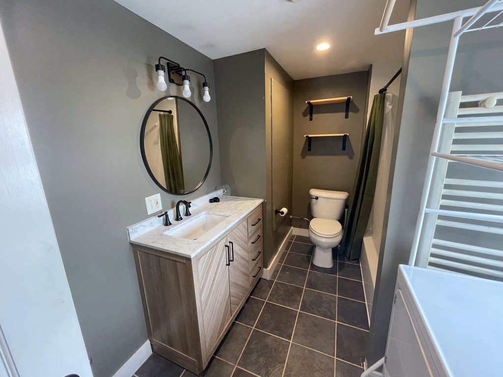 2nd Floor 1 BR unit Bath