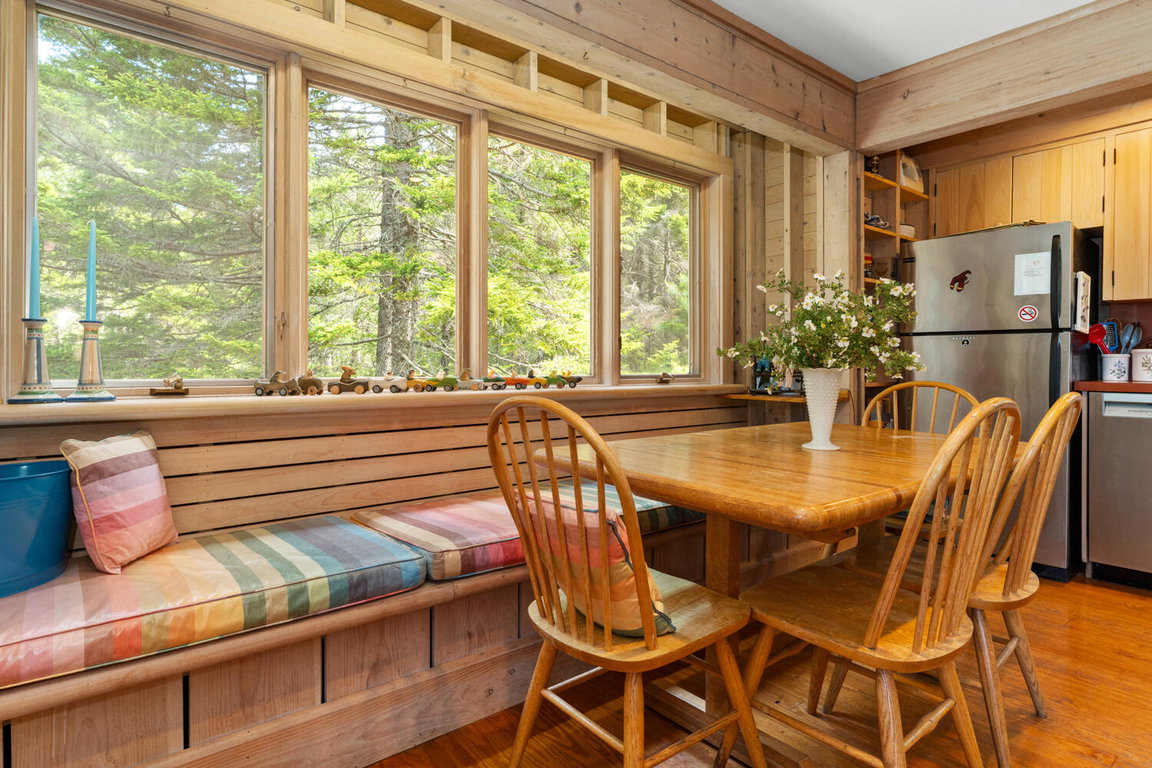 Popover Breakfast Nook
